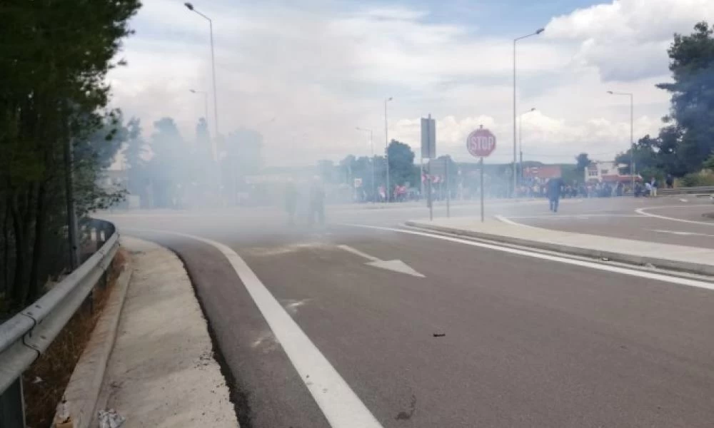 Ξεσηκώνονται οι κάτοικοι στη Μαλακάσα: Επεισόδια σε διαμαρτυρία για τους μετανάστες